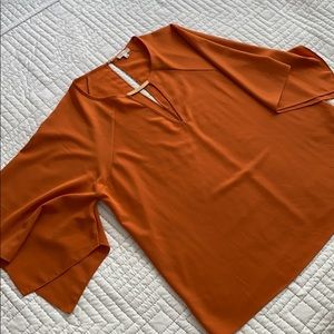 ⭐️ Burnt orange flowing blouse with gold clasp ⭐️